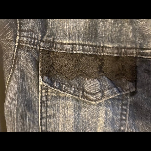 Blue jeans jacket with embroidered pockets - Picture 2 of 4